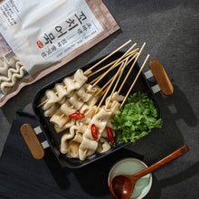 Load image into Gallery viewer, Fish Cake Skewers (& Rice Cake) (Frozen) 진짜 쫄깃한 꼬치 어묵 (& 물떡) (냉동) (500g)