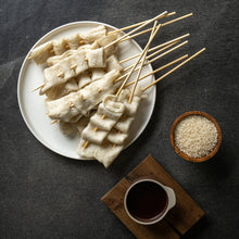 Load image into Gallery viewer, Fish Cake Skewers (& Rice Cake) (Frozen) 진짜 쫄깃한 꼬치 어묵 (& 물떡) (냉동) (500g)
