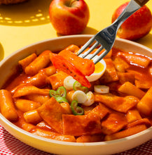 Load image into Gallery viewer, Korean Apple Tteokbokki (Frozen) 사과 떡볶이 쌀떡 (냉동) (462g)