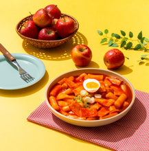 Load image into Gallery viewer, Korean Apple Tteokbokki (Frozen) 사과 떡볶이 쌀떡 (냉동) (462g)