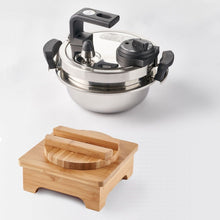 Load image into Gallery viewer, 3-Ply Stainless Steel Pressure Cooker and Bamboo Frame 빠르고 맛있는 압력솥 소댕 2.2L와 대나무 받침 세트