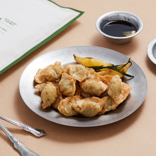 Load image into Gallery viewer, Hong Jin Kyung The Mandoo Fresh Chives Dumplings For Soup 홍진경 더만두 싱싱부추물만두 (360g)
