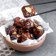 Load image into Gallery viewer, [Seoul Recipe] Black Aglio Chicken Bite 블랙알리오 닭강정 (15pcs / 30pcs)
