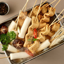 Load image into Gallery viewer, Busan-Style Rice Cake and Fish Cake Skewers (Frozen) 페이보잇 부산식 물떡 &amp; 어묵 꼬치 (냉동) (460g)
