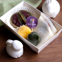 Load image into Gallery viewer, [Pre-order] Chuseok Mini Assorted Muwort Rice Cake Set 추석 미니 쑥떡 세트 (MOQ 10 boxes)
