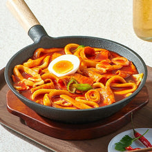 Load image into Gallery viewer, Dooki Instant Tteokbokki Rice Cake (Frozen) 두끼 즉석떡볶이 (냉동) (560g)
