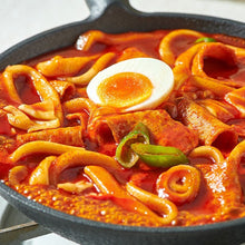 Load image into Gallery viewer, Dooki Instant Tteokbokki Rice Cake (Frozen) 두끼 즉석떡볶이 (냉동) (560g)
