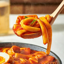 Load image into Gallery viewer, Dooki Instant Tteokbokki Rice Cake (Frozen) 두끼 즉석떡볶이 (냉동) (560g)
