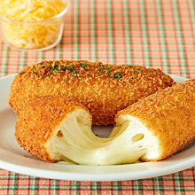 Load image into Gallery viewer, [30% OFF] (Best Before: 16 Mar) FavorEat Corn Dog (Sausage / Cheese) 페이보잇 핫도그 (크리스피 찰핫도그 / 통치즈 핫도그) (550g / 400g)
