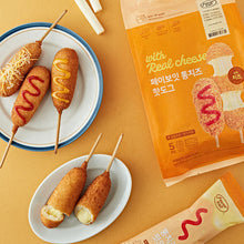 Load image into Gallery viewer, [30% OFF] (Best Before: 16 Mar) FavorEat Corn Dog (Sausage / Cheese) 페이보잇 핫도그 (크리스피 찰핫도그 / 통치즈 핫도그) (550g / 400g)
