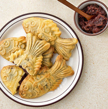 Load image into Gallery viewer, Fish Shaped Bun from Yonggoong (Red Bean Paste) (Frozen) 용궁에서 온 붕어빵 (팥앙금) (냉동) (1kg)
