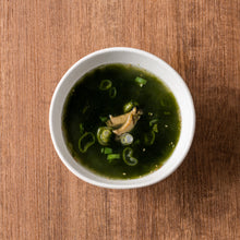 Load image into Gallery viewer, Freeze Dried Maesaengi Seaweed Abalone Soup 매생이 전복국 (15g)
