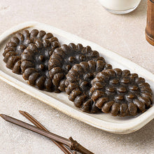 Load image into Gallery viewer, Hojeongga Black Sesame Seeds Yakgwa 호정가 흑임자 약과 (455g)
