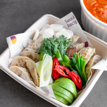 Load image into Gallery viewer, [Seoul Recipe] Homemade Kimchi Pork Neck Stew With Dumplings Meal Kit 돼지 목살 만두 김치찌개 밀키트 (3-4 ppl)
