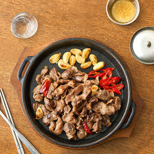 Load image into Gallery viewer, Hwarodakbal Stir-fried Chicken Gizzard with Garlic 화로닭발 통마늘 근위 양념볶음 (250g)
