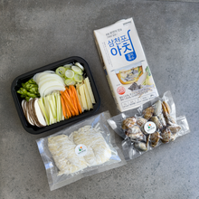 Load image into Gallery viewer, [Seoul Recipe] Korean Knife-cut Noodle Kalguksu Meal Kit (2ppl) 칼국수 밀키트 (2인분)
