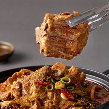 Load image into Gallery viewer, Pork Backbone Stew With Dried Cabbage (Frozen) 고른 우거지 감자탕 (냉동) (1kg)
