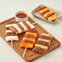 Load image into Gallery viewer, Sauce-Filled Skewer (Sausage &amp; Rice Cake / Galbi &amp; Rice Cake) 쿠즈락 소스담은 꼬치 간식 (소떡소떡 / 갈떡궁합) (135g)
