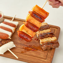 Load image into Gallery viewer, Sauce-Filled Skewer (Sausage &amp; Rice Cake / Galbi &amp; Rice Cake) 쿠즈락 소스담은 꼬치 간식 (소떡소떡 / 갈떡궁합) (135g)
