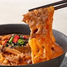 Load image into Gallery viewer, Spicy Beef Fresh Noodles Kalguksu (Frozen) 고기 듬뿍 장칼국수 (냉동) (922g, 2ppl)
