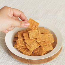 Load image into Gallery viewer, Baked Tofu Crackers (Original / Almond) 출출할때 두부과자 (오리지널 / 아몬드) (50g)
