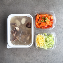 Load image into Gallery viewer, [Seoul Recipe] Upgraded Beef Short Rib Galbi Soup &amp; Radish Kimchi 영양 갈비탕 &amp; 석박지 (1-2 ppl) (Copy)
