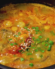 Load and play video in Gallery viewer, Jeju-style Spicy Bracken &amp; Beef Soup (Frozen) 고른 제주식 고사리 육개장 (냉동) (400g)
