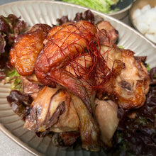 Load image into Gallery viewer, [Seoul Recipe] Oven Baked Whole KOREAN Chicken With Salad 오븐에 구운 한국 치킨과 샐러드 세트 (2-3 ppl)
