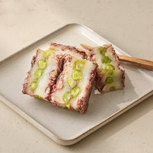 Load image into Gallery viewer, Green Pea And Red Bean Rice Cake 완두샌드 (600g)
