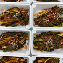 Load image into Gallery viewer, [Seoul Recipe] Spring Onion Kimchi 파김치 (300g)
