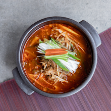 Load image into Gallery viewer, [Seoul Recipe] Korean Spicy Beef Soup (Hangover Soup) 얼큰 소고기 해장국 (1kg / 1.6kg)
