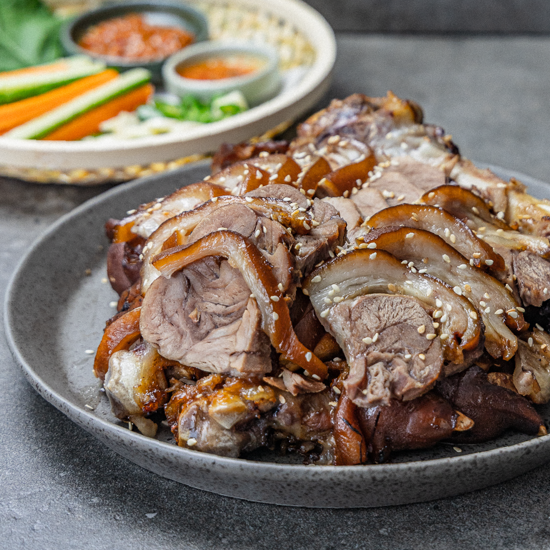 [Seoul Recipe] Pork Knuckle - Jokbal With Vegetable Platter (Cooked, 3 - 4ppl) 족발 세트 (쌈야채, 소스 포함, 3 - 4 인분)