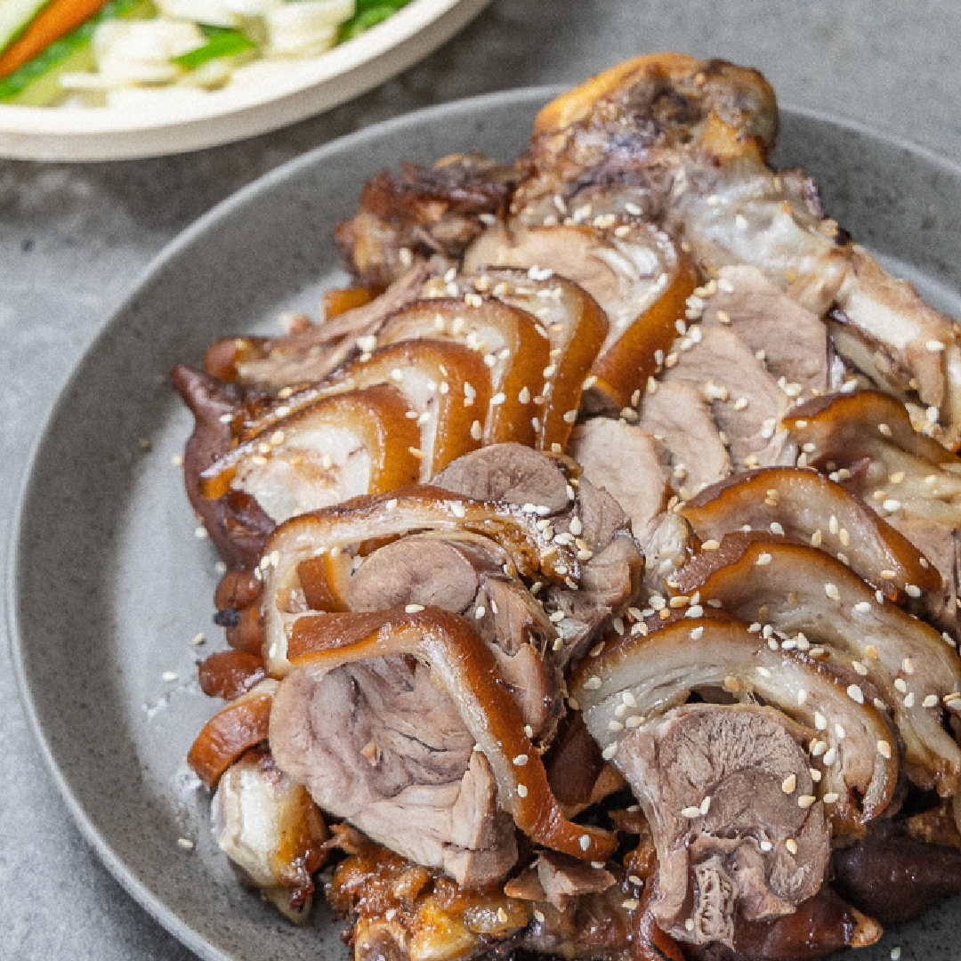 [Seoul Recipe] Pork Knuckle - Jokbal With Vegetable Platter (Cooked, 3 - 4ppl) 족발 세트 (쌈야채, 소스 포함, 3 - 4 인분)