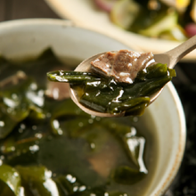 Load image into Gallery viewer, [Seoul Recipe] Galbi Beef Seaweed Soup 갈비살 미역국 (1-2 ppl/3-4ppl)

