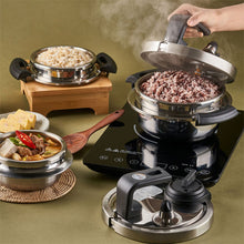 Load image into Gallery viewer, 3-Ply Stainless Steel Pressure Cooker Set A 빠르고 맛있는 압력솥 소댕 2.2L와 대나무 받침 세트
