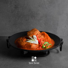 Load image into Gallery viewer, [Seoul Recipe] Braised Pork Neck with Fermented Kimchi(3-4 servings) 목살 묵은지 찜(3-4인분)
